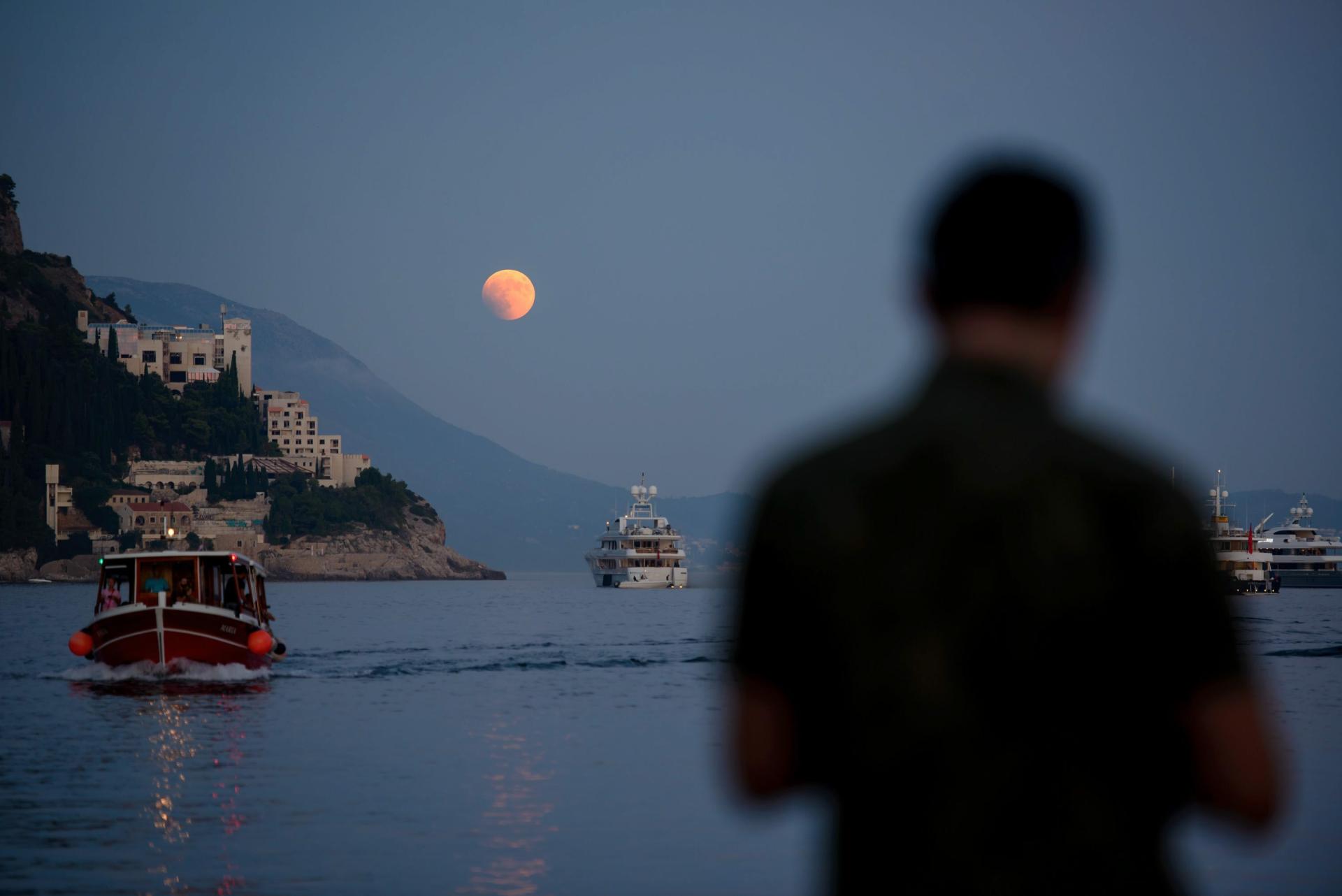 Ne propustite astronomski spektakl: večeras ćemo na nebu gledati ‘Krvavi Mjesec‘, u Dubrovniku ranije nego u ostatku Hrvatske. Evo što o tom kaže horoskop