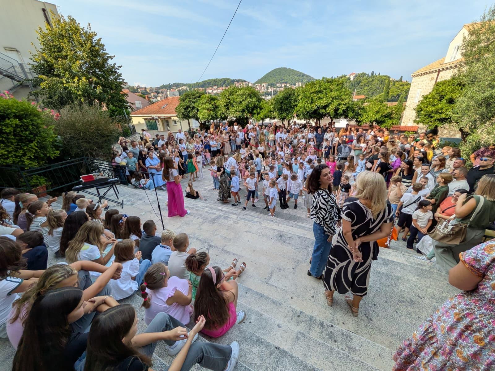Učenici se vratili u učionice u gruškoj školi, priređen svečani prijem, a prvašići će ovaj ponedjeljak dugo pamtiti