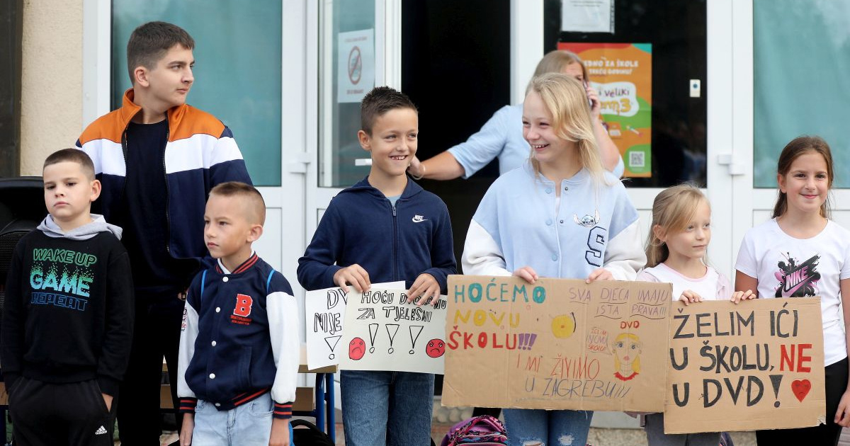 FOTO Djeca blizu Zagreba prosvjeduju jer uče u vatrogasnom domu. “Hoću školsko zvono”