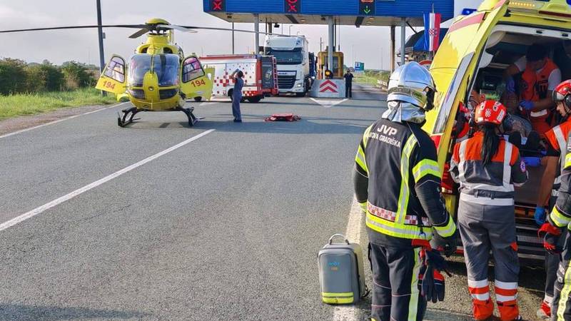 FOTO Helikoper je sletio kod naplatnih kućica Nova Gradiška