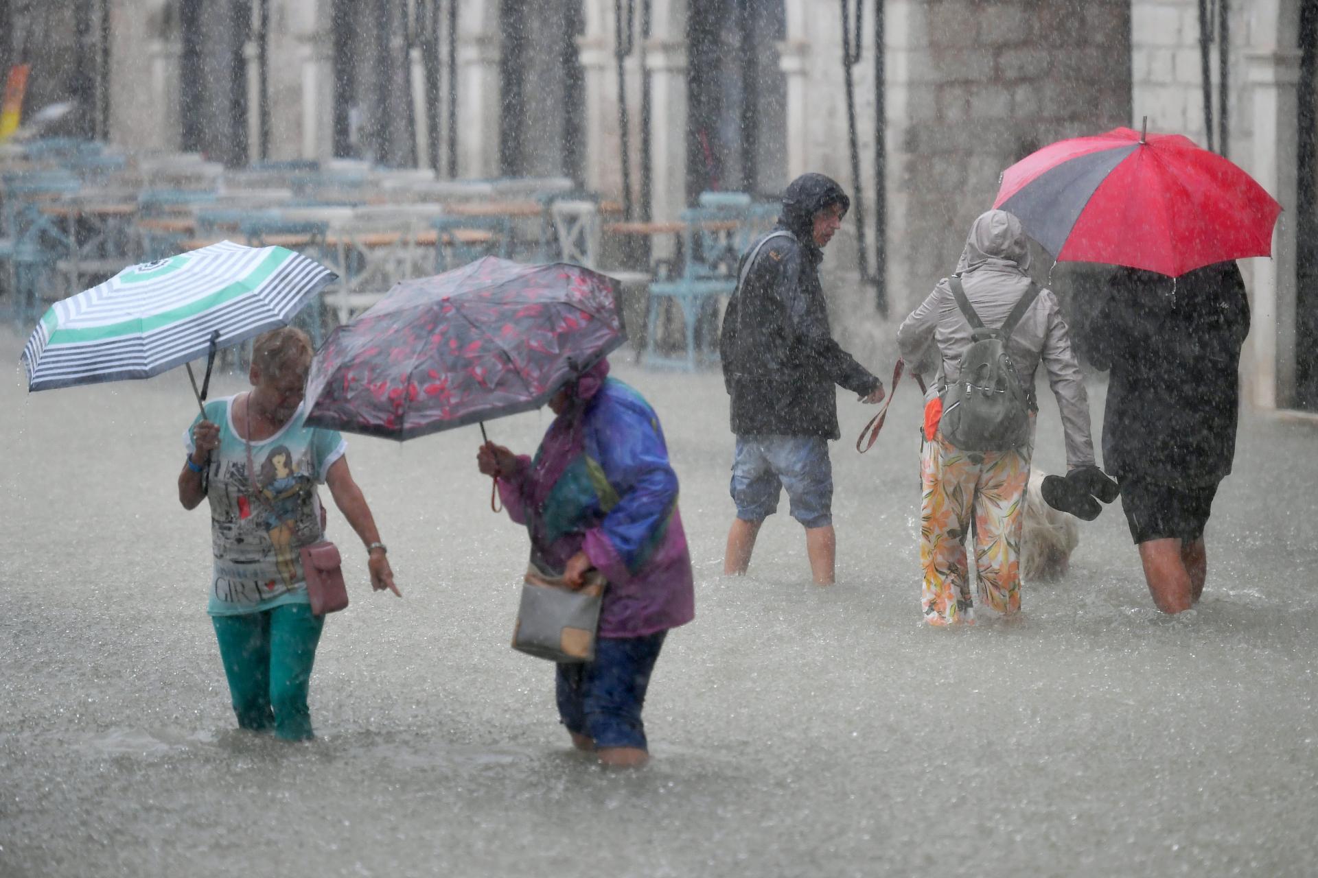 Olujno jugo, grmljavinsko nevrijeme, obilne padaline: DHMZ za Dubrovnik izdao crveno upozorenje, sve gradske službe u pripravnosti
