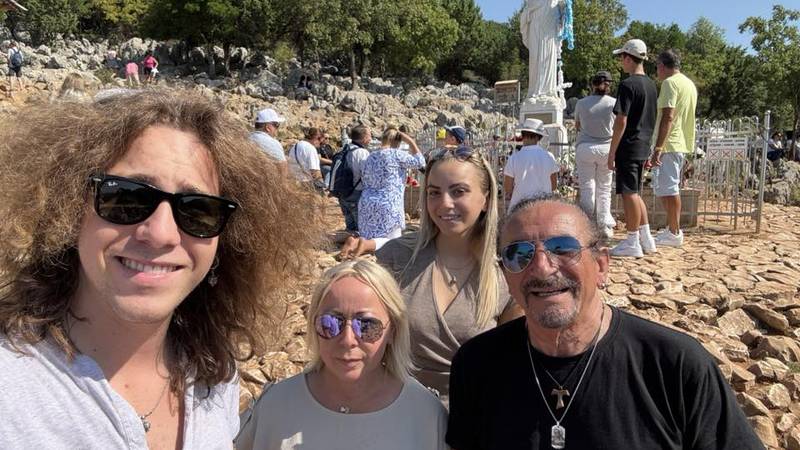 Bebek sa suprugom i djecom bio u Međugorju, svu pozornost privukla kći Katarina: Ljepotica