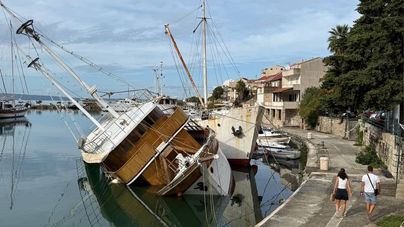 FOTO Drama u Dugom Ratu: Turistički brod naglo počeo tonuti, ljudi su skakali u more!
