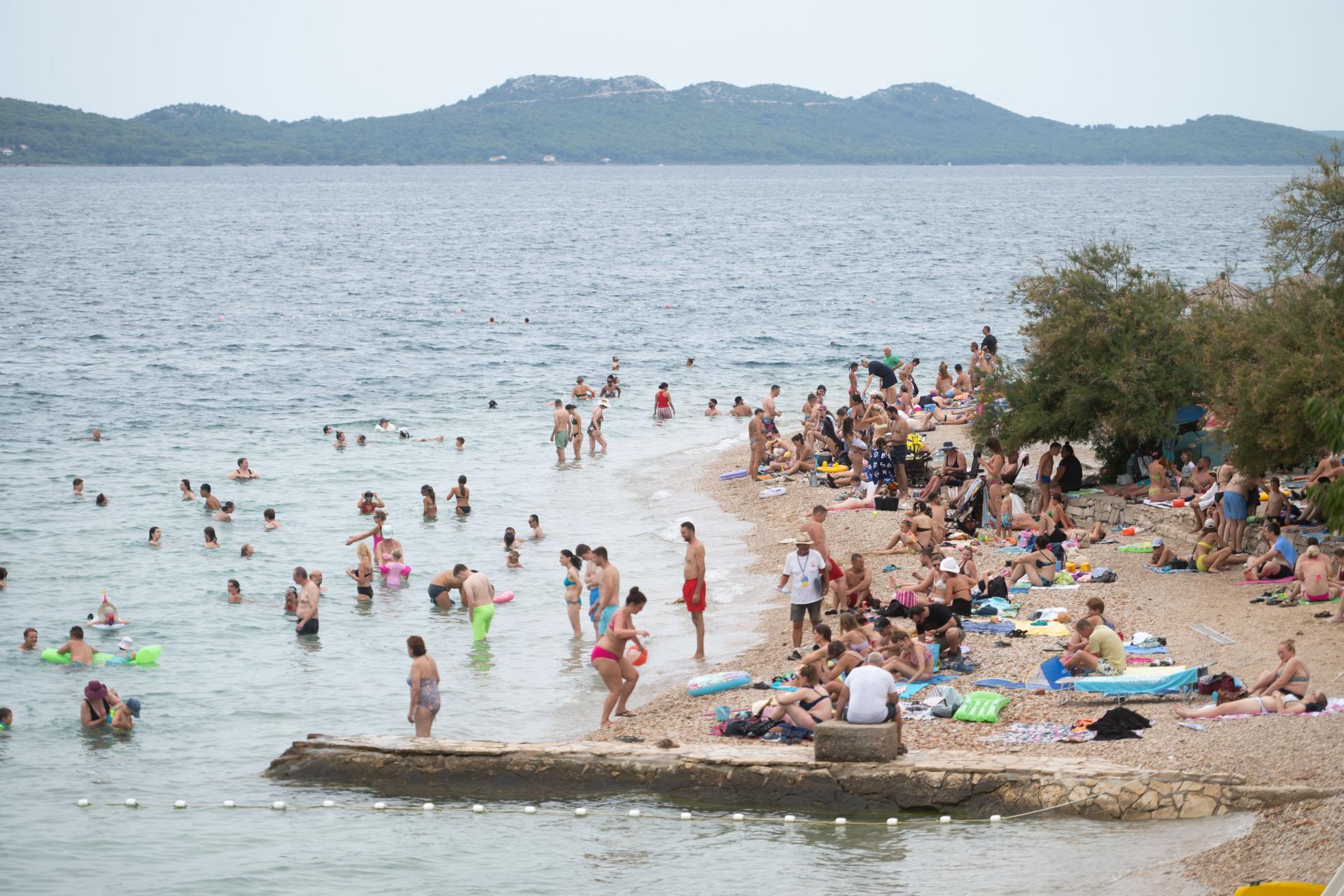 Pijani Indijac (34) na zadarskoj plaži uhvatio djevojčicu (12) za ruku, pitao smije li je poljubiti; dobio je tri mjeseca zatvora