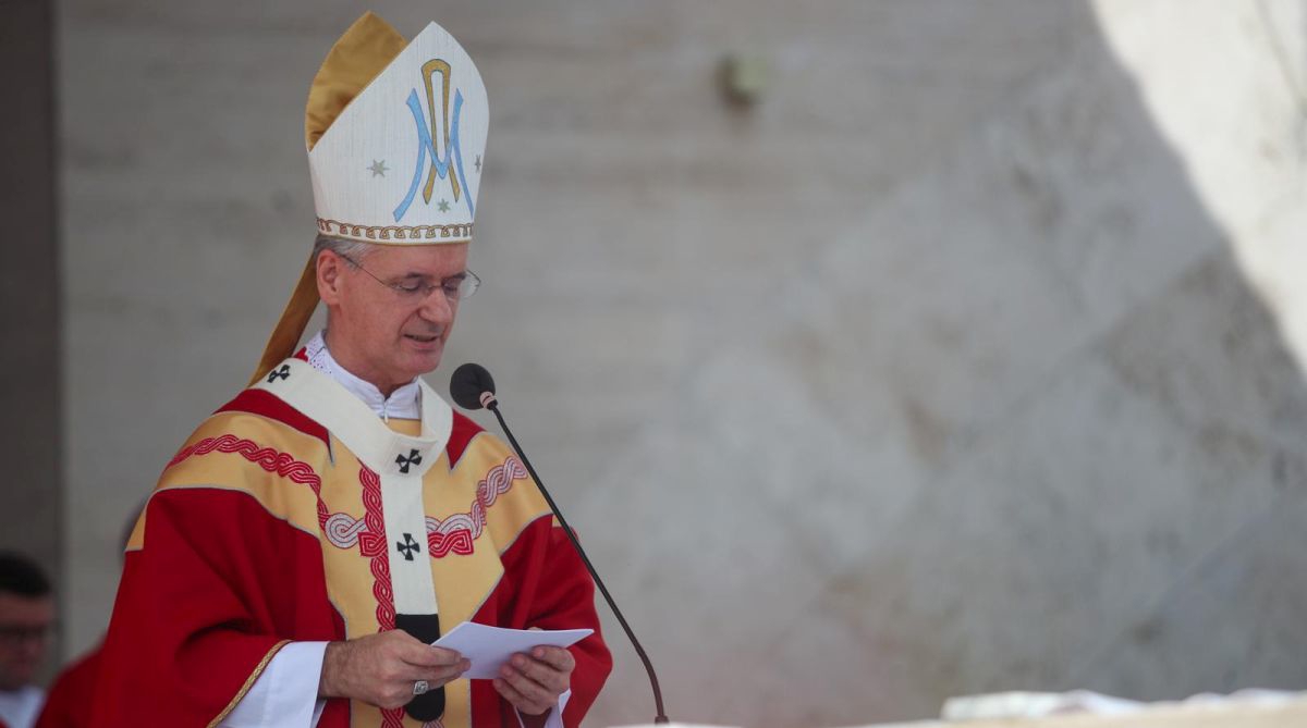 Nadbiskup Kutleša: Roditelji se bore s nesigurnošću posla, djeca s površnim zabavama