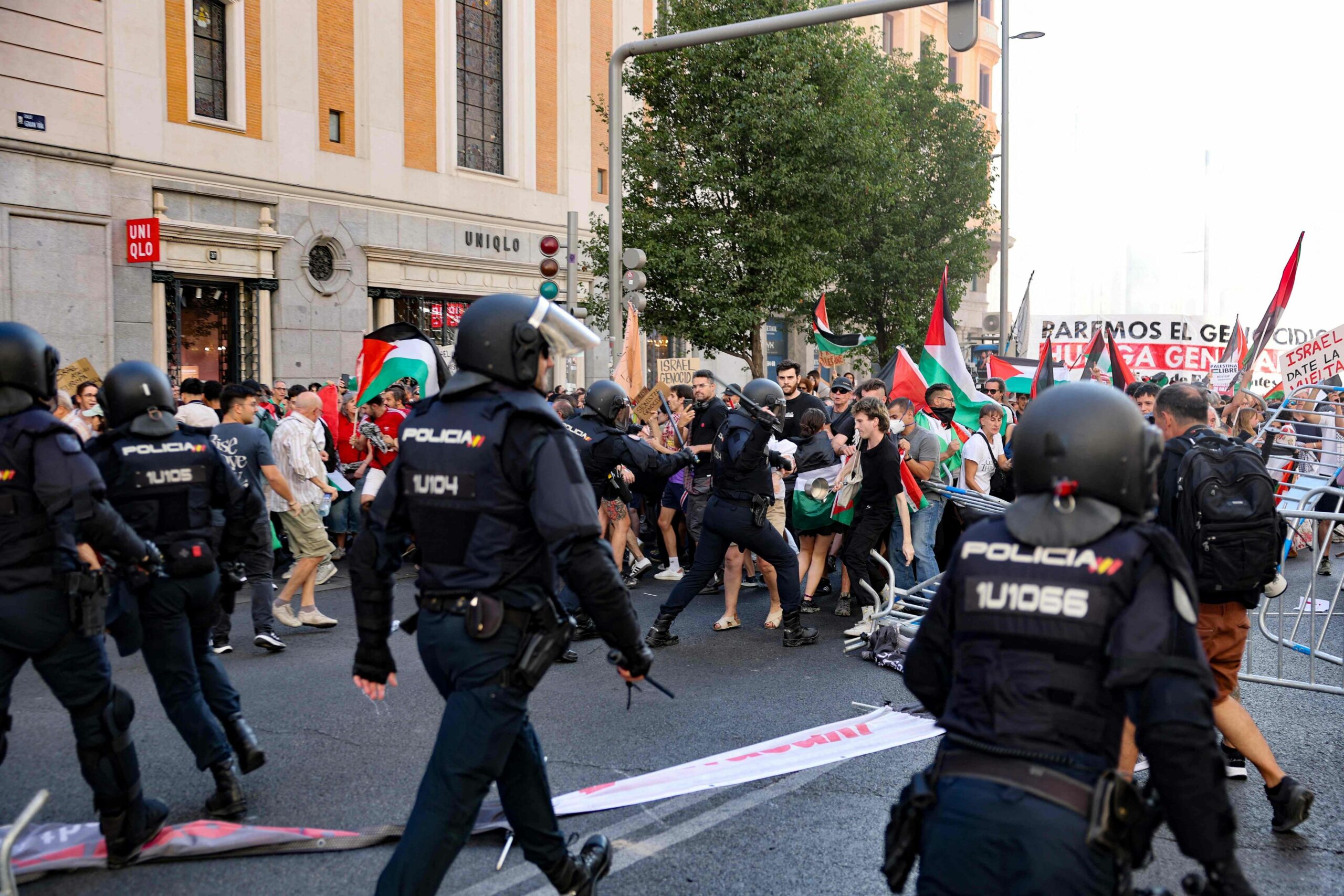 Demonstranti su upadali u tečaj, sukobljavali se s policijom