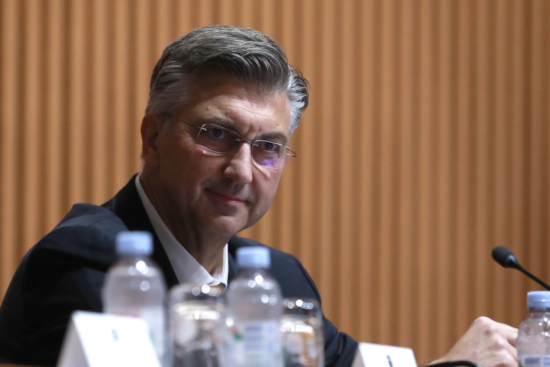 Zastupnice se okomile na Plenkovića: ‘Legalizirali ste nacistički pozdrav!‘; ‘A što je s ovim dokumentom?‘