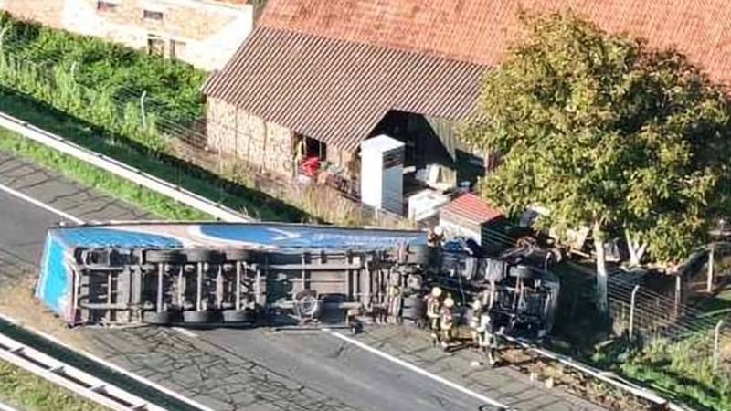 FOTO Detalji nesreće na A2 kod Zaboka. Vozač šlepera u bolnici: ‘Sletio je i udario u ogradu…’